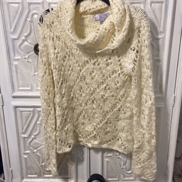 ❤️Valentines Winter white crocheted sweater - Picture 2 of 8